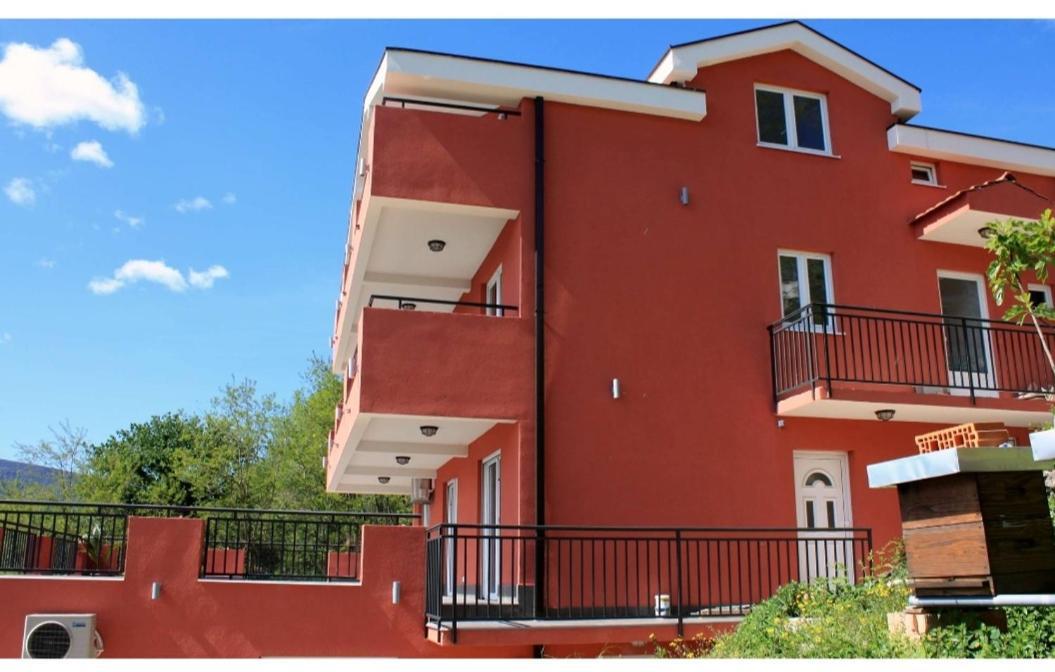 Odessa Mama Apartment Bijela Ngoại thất bức ảnh