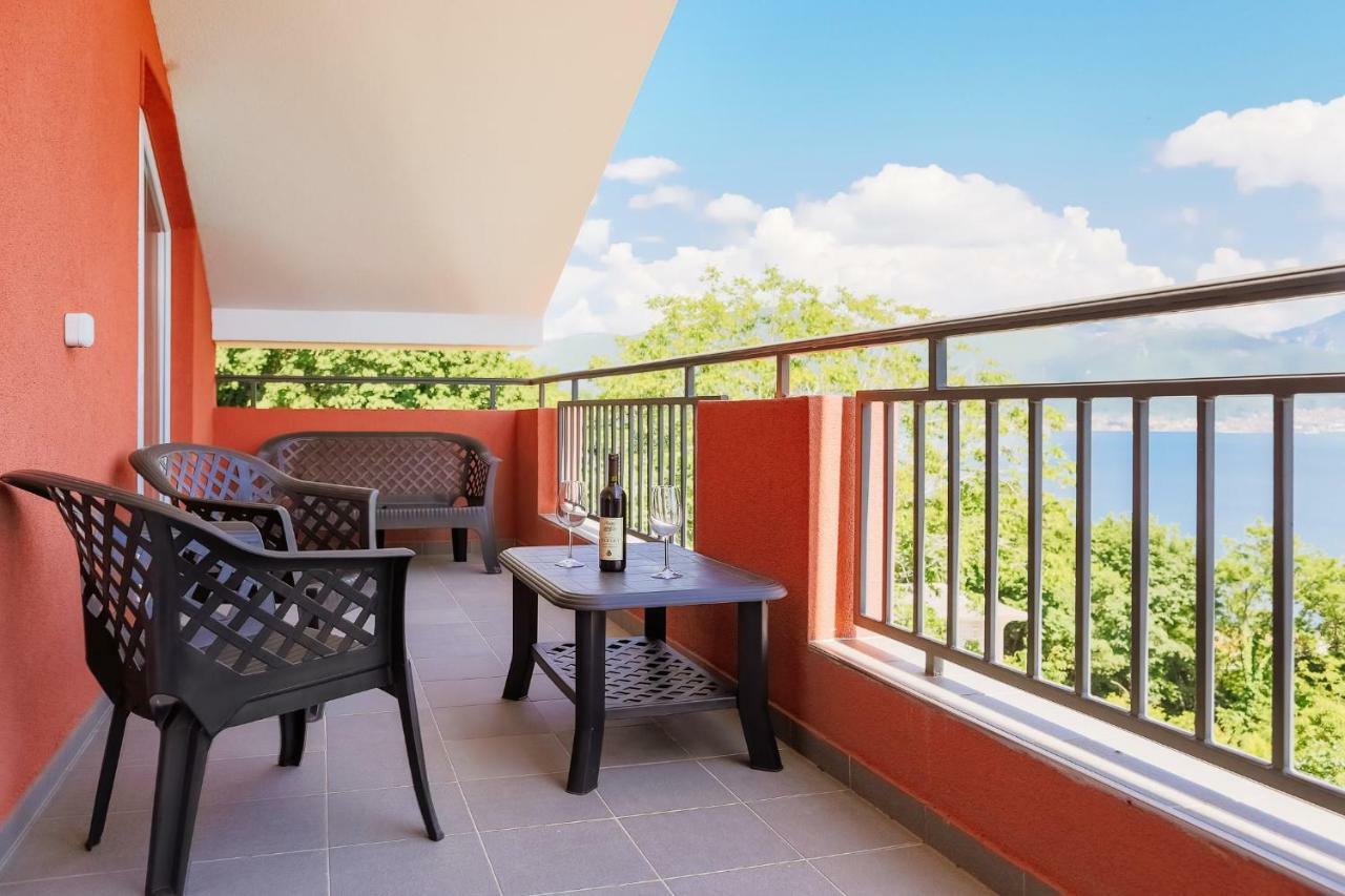 Odessa Mama Apartment Bijela Ngoại thất bức ảnh
